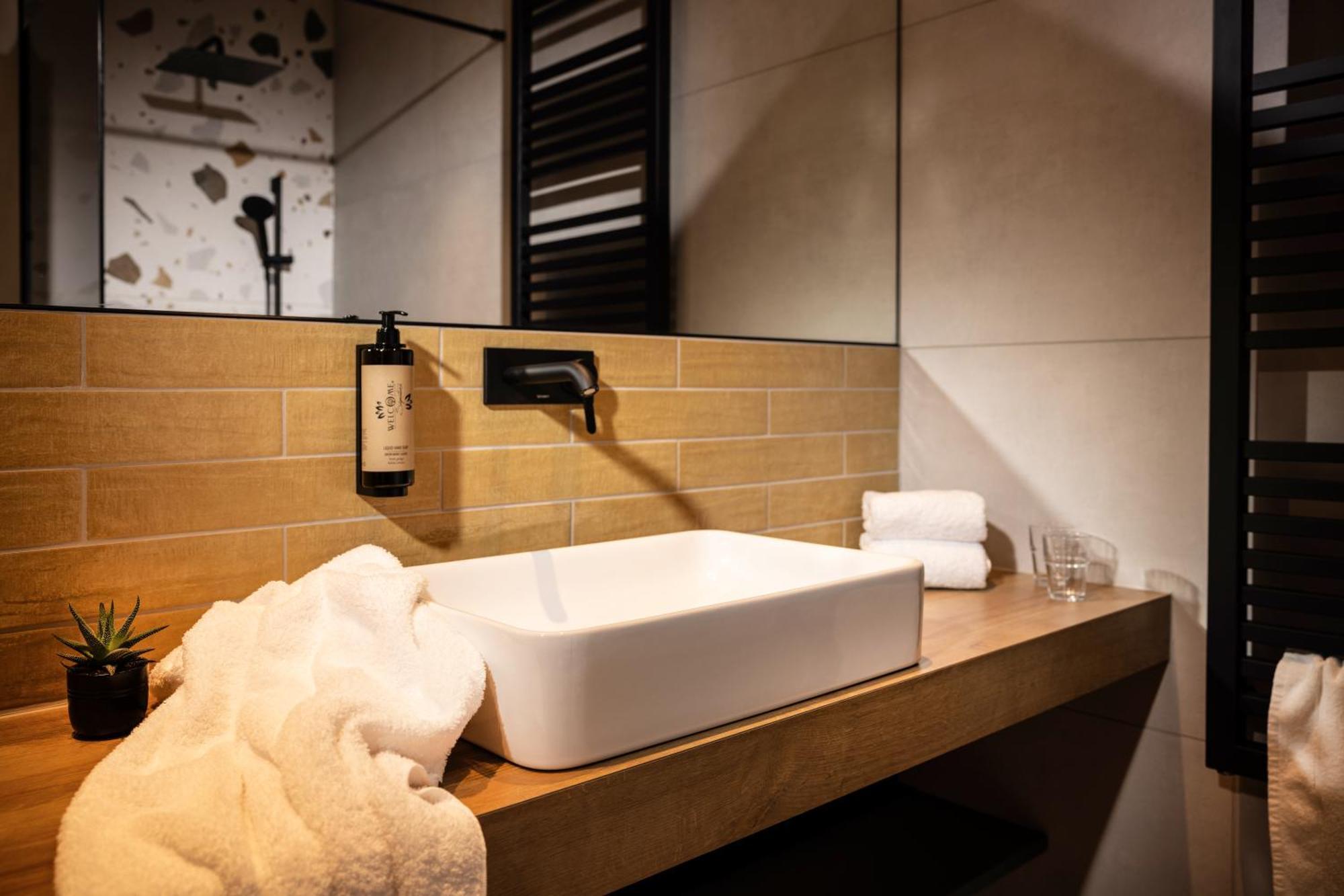 Zeit Und Raum Hotel - Self Check-In Eggelsberg ภายนอก รูปภาพ